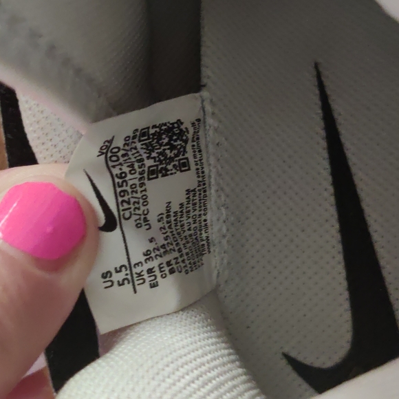 Trendy Nike girls sneakers - Picture 8 of 13